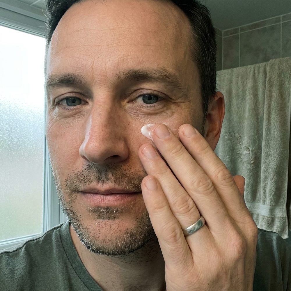 Auftragen der Augencreme mit dem Ringfinger