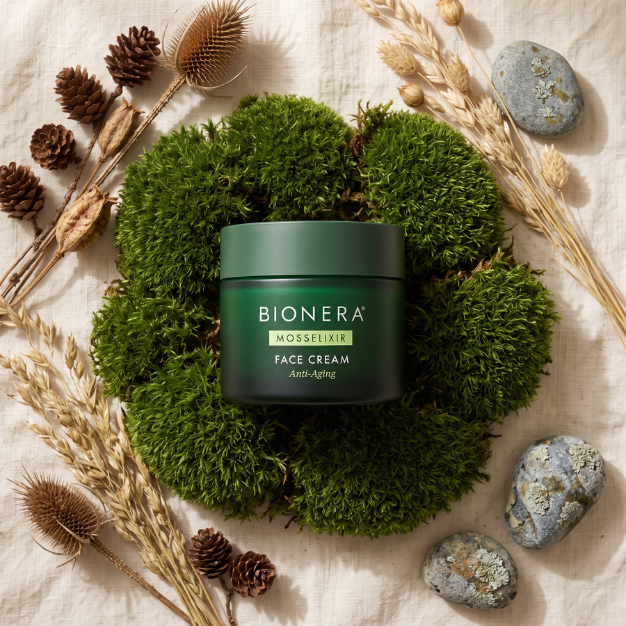 MossElixir Face Cream mit Moos und Wirkstoffen arrangiert