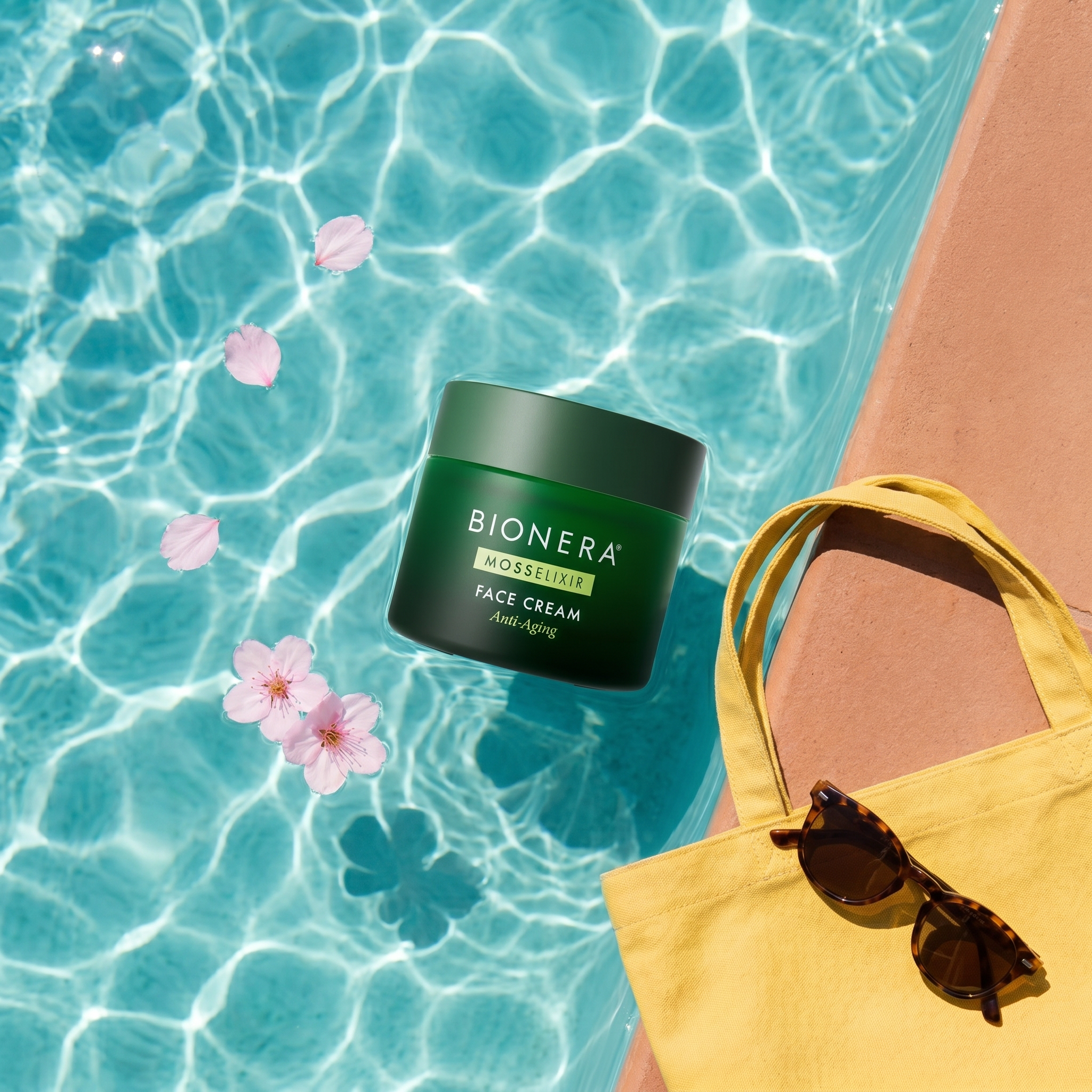 Bionera MossElixir Face Cream am Pool mit Tasche und Sonnenbrille
