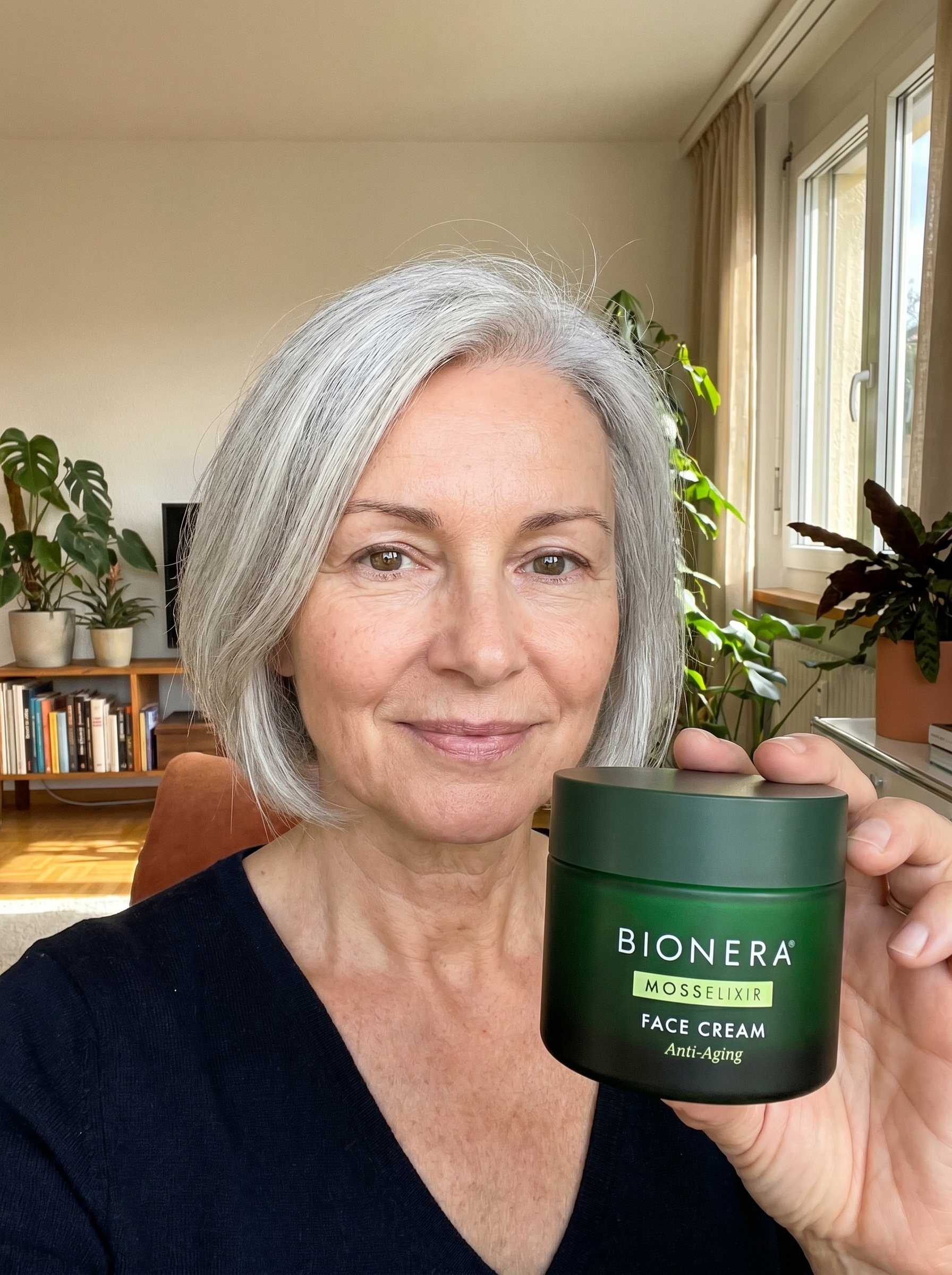 Kundin hält MossElixir Face Cream