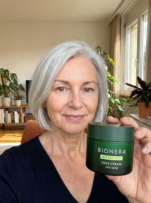 Kundin hält MossElixir Face Cream