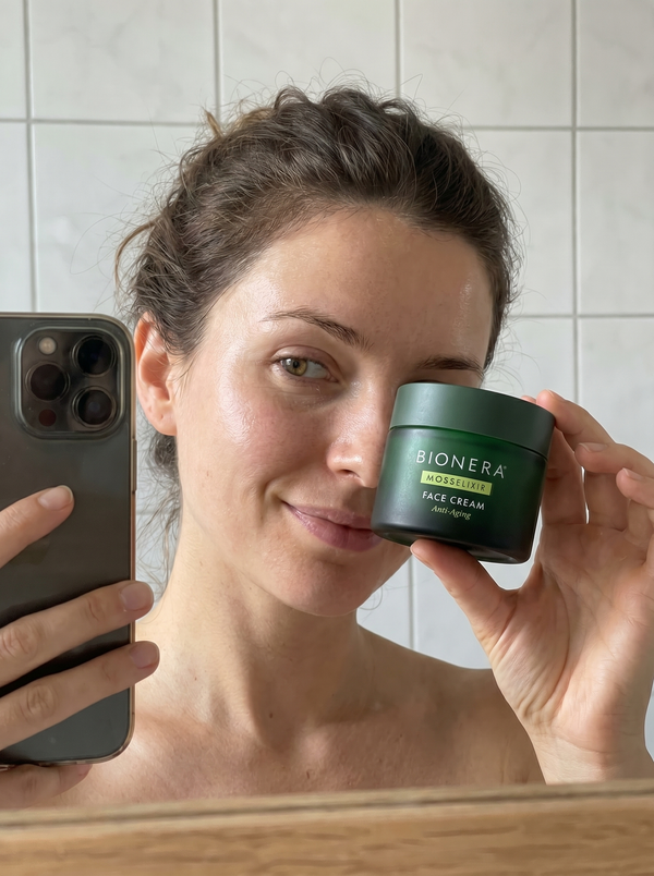 Kundin trägt MossElixir Face Cream auf