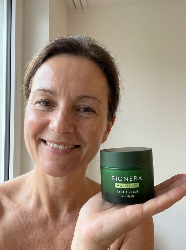 Kundin mit MossElixir Face Cream